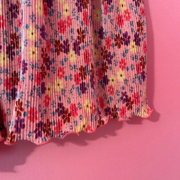 ASOS DESIGN plisse shorts in pink based floral - US 8 - Picture 3 of 9